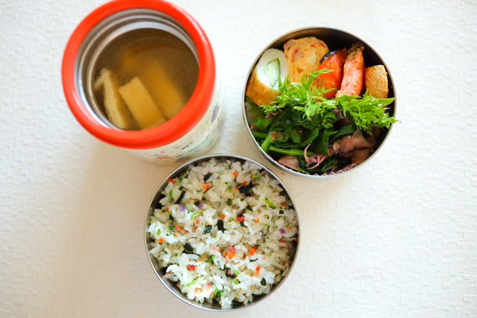 𝕪𝕦𝕚 Sugarlet Tweet 今日から1番上が お弁当 うち子が3人 3歳違いでいるから 多分これから9年お弁当作り続ける運命w しばらく 世界のお弁当 シリーズやってみます 今日は日本 シャケ ちくきゅう カニカマ入り卵焼き ホタルイカと菜の花の