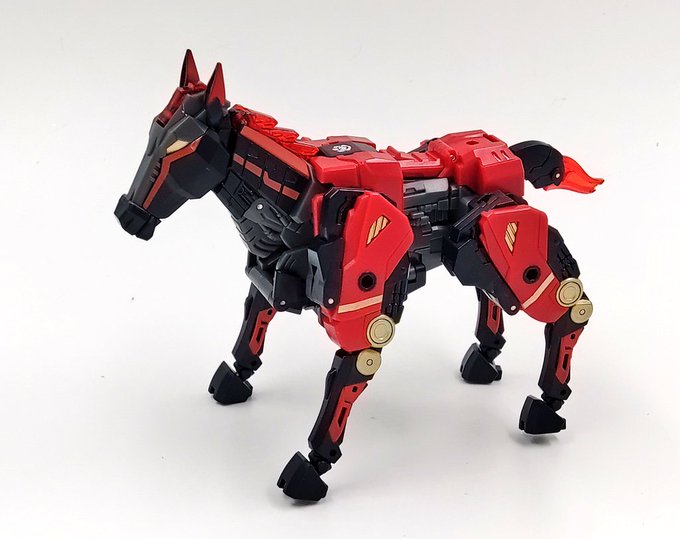 かたやん Wfやんのか Fakatayan 今日のbeast Box 43 Lavaです やっと気になる動物が出たので購入 みんな大好きお馬さんですね 黒いボディに赤いラインがいけてます Boxモードは側をパタパタ開いて首をグルンとする感じ さすがの変形ですね Beastbox Nitter