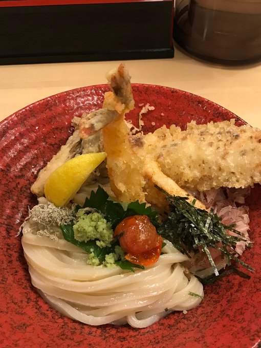 はねだぷりん Hanedapurin 皆さんオススメの Tokyoエッジうどん をいただきました お品書きの紹介通り 手間のかかった美しいうどんはなめらかさとモッチリ感が同居して 噛む毎にパラダイス 冷たいうどんに揚げ立てサックリ天ぷらのコントラストも嬉しい