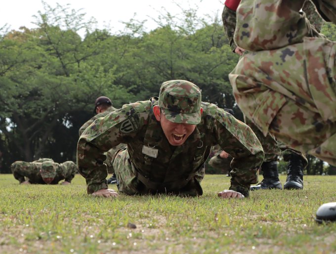 陸上自衛隊別府駐屯地 公式 Camp Beppu レンジャー 体力調整２ー２ 日々 過酷な訓練が実施されているレンジャー教育 体力 調整も小銃を携行してのシリーズに突入 精神的にも 肉体的にも披露が蓄積されてきている中 学生 達は 山地での行動訓練