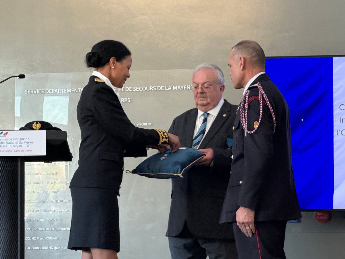 Préfète décorne colonel du SDIS de la Mayenne du titre de Chevalier de l'Ordre national du Mérite