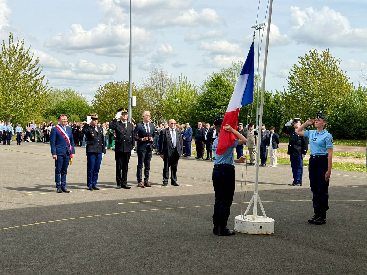 Sous-préfet de Cambrai remet rondaches aux cadets gendarmes