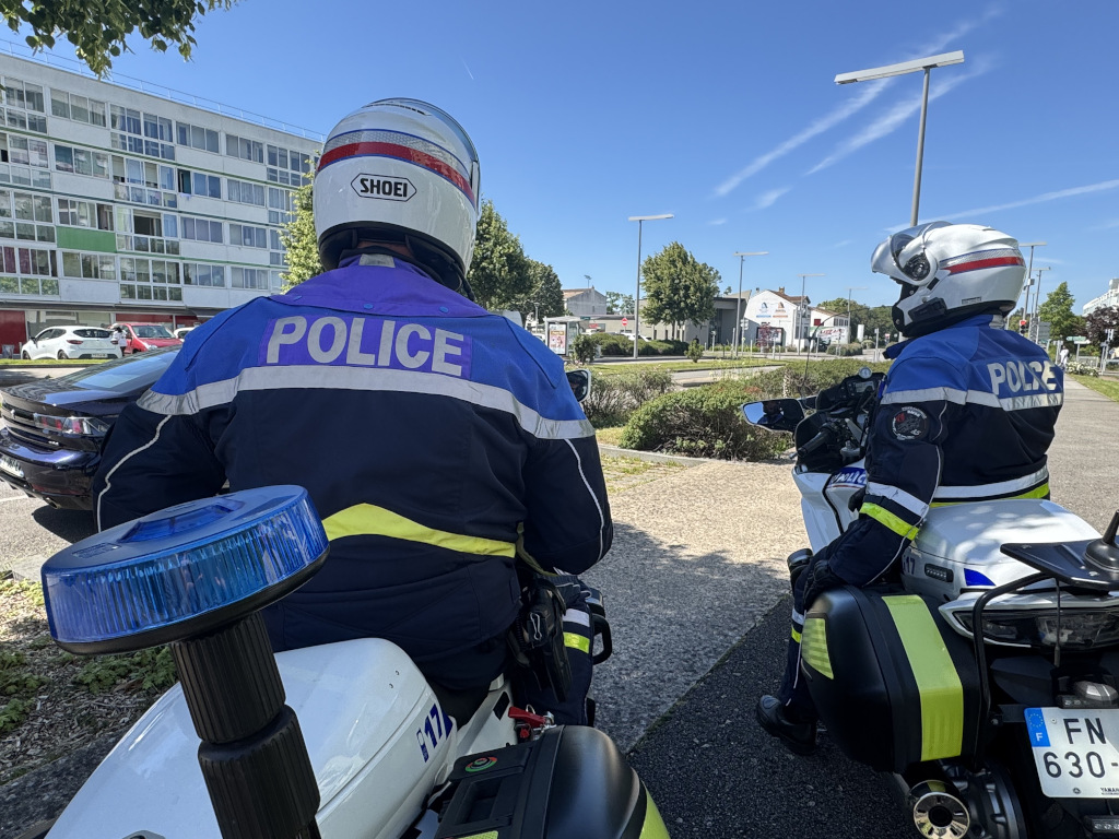 #Sécurité
Maxime Leconte, sous-préfet, directeur de cabinet @PrefetVendee, était aux côtés cet après-midi de la @PoliceNationale dans le cadre d'une opération zonale de lutte contre les stupéfiants à La Roche-sur-Yon.
Une opération menée dans le quartier