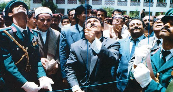 في مثل هذا اليوم وقبل 36 عاماً قرر اليمنيون هدم السجون ، شقوا الطرقات، وبنوا المئات،ربما الالاف من المدارس، وشيدوا  جامعات كثيرة.
كان عهداً عظيماً لن يتكرر..
عهد ذهب فيه اليمنيون إلى صناديق الاقتراع وشتموا الرئيس والحكومة واختاروا من يريدون وعادوا الى منازلهم دون ان تساورهم لحظة شك واحدة ان ثمة من يتربص بهم.
هذه حقائق عهد لايزال الطريق طريقه والمدرسة مدرسته والجامعة جامعته والمشفى مشفاه والملعب ملعبه.
 حقائق تصفع المعارضين والمكذبين، تحاكمهم وتدين سنين حكمهم الطويلة ..
هي أيضاً ذكرى النوم بأمان، والسفر دونما قيود، وادخار نصف مرتب.
الأعظم من ذلك هي ذكرى لحظة  الاستقلال والسيادة الوحيدة.
 اليوم الوحيد الذي قرر فيه الساسة اليمنيون، دونما تدخل من أحد أو وصاية، ما يريدونه ومضوا نحوه وقالوا للعالم :"لقد قررنا، فكان يوماً وحيداً ويتيماً ايضاً .
هو أعظم أيام اليمنيين، صنعوا فيه أعظم حدث في تاريخهم، وهو “الوحدة اليمنية”، وهي الوحدة التي تظل بريئة من كل الأخطاء أو الممارسات الخاطئة أياً كانت.
(الوحدة) التي كانت الغاية والهدف والحدث الذي لم يختلف حوله يمنيان اثنان.
عن (22 )مايو العظيم أتحدث خير يوم أشرقت فيه شمس وغابت على أرض اليمن وشعبها..
فتحي بن لزرق