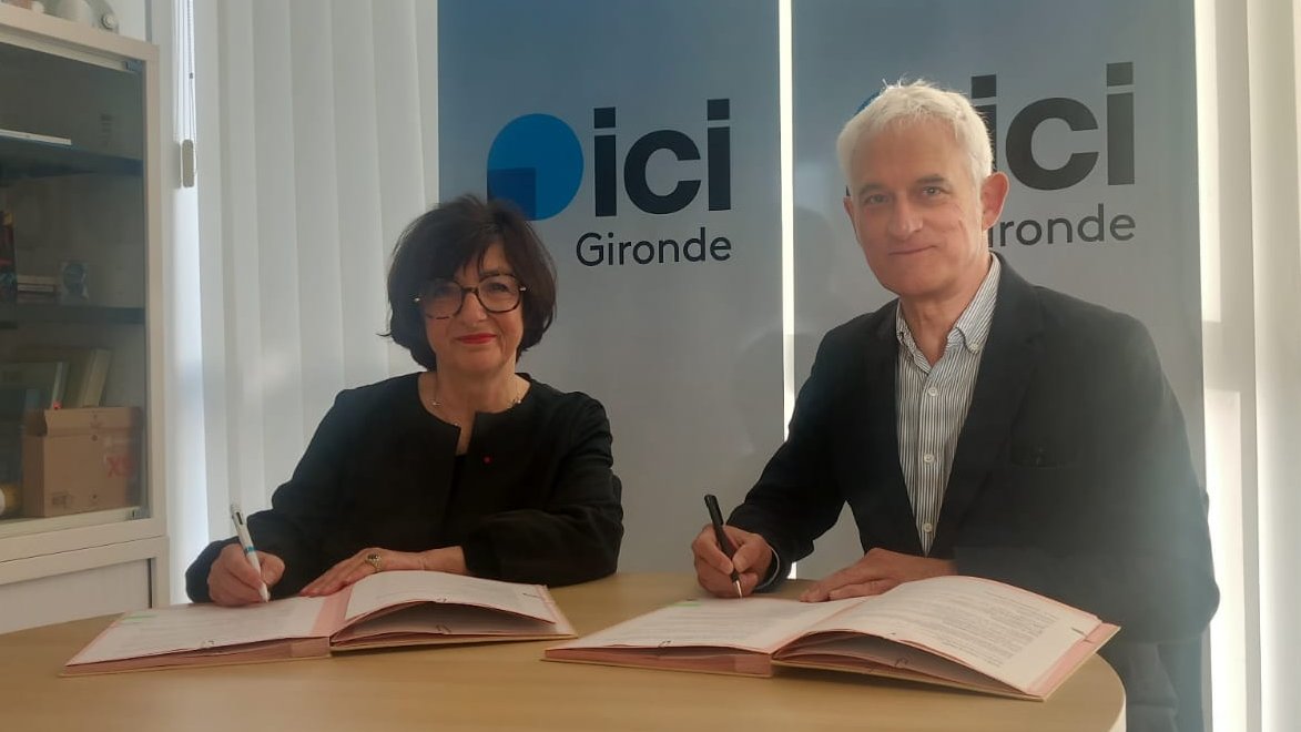 Signature ce jour de la convention de partenariat entre la préfecture de la #Gironde et @ici_gironde relative à la diffusion de vigilance, d’alerte et d'information dans les situations de crise relevant de la sécurité civile.
✅ Diffusion de messages à la