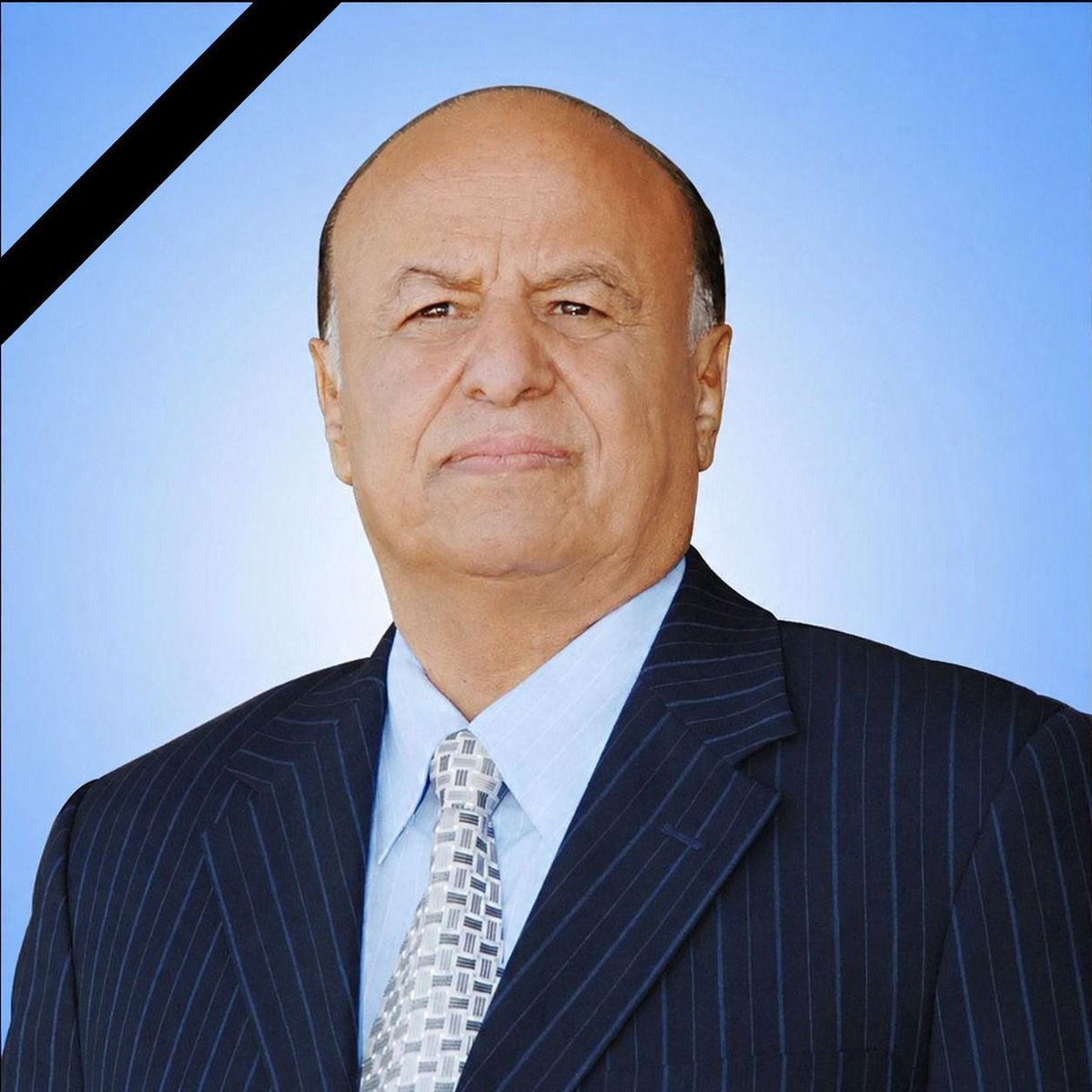 وداع شعبي ورسمي للرئيس هادي في أبين وعدن.. الإعلان عن صلاة الغائب وفتح قاعة العزاء لثلاثة أيام
أعلنت أسرة فقيد الوطن المشير الركن عبدربه منصور هادي عن إقامة صلاة الغائب على روح الرئيس السابق، عقب صلاة الجمعة مباشرة، في ملعب الناصر بمنطقة عزان بمديرية الوضيع محافظة أبين، وهي القرية التي ينتمي إليها الرئيس الراحل.
وقالت أسرة الفقيد في بيان تلقته صحيفة عدن الغد إن الصلاة ستقام بمشاركة واسعة من المواطنين والشخصيات الاجتماعية والقيادات المحلية، في مشهد يعكس حجم الحزن الذي خيم على اليمنيين عقب إعلان وفاة الرئيس السابق عبدربه منصور هادي.
كما أعلنت الأسرة عن فتح باب العزاء في قاعة عدن مول بالعاصمة المؤقتة عدن لمدة ثلاثة أيام، ابتداءً من يوم الجمعة، لاستقبال المعزين من مختلف المحافظات والشخصيات الرسمية والاجتماعية والمواطنين.
ودعت أسرة الرئيس الراحل الجميع إلى الدعاء له بالرحمة والمغفرة، سائلين الله أن يتغمده بواسع رحمته وأن يسكنه فسيح جناته، وأن يلهم أهله ومحبيه الصبر والسلوان.