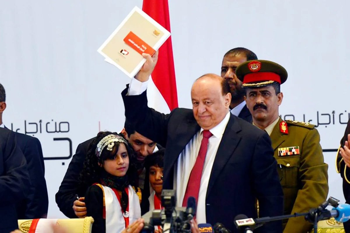 #في_حضرة_الرئيس
فتحي بن لزرق
في زيارتي الأخيرة إلى المملكة العربية السعودية، طلبت لقاء الرئيس عبدربه منصور هادي رحمة الله عليه، قال لي كثيرون لا تتعب حالك الرجل لا يقابل احد منذ خروجه من السلطة .
بعد يوم من الطلب كان لي ذلك وتم قبول الزيارة.
بعد مغرب يوم الزيارة، وصلت سيارة صغيرة إلى الفندق الذي كنت أقيم فيه، وانطلقت بنا نحو شمال الرياض، حيث يقيم الرجل.
في ساعات المساء الأولى وصلت إلى منزله، وكان في استقبالي عدد من أفراد أسرة الرئيس.
وبعد دقائق من الانتظار، تهادى الرئيس إلى المكان، وكان واضحًا أن صحته لم تكن بخير.
قال لي الرئيس:
"أنت ثاني شخص ألتقي به منذ أن تنحيت عن السلطة، كان الأول هو الأخ رشاد العليمي، والثاني أنت."
قلت له:
"لماذا؟"
قال:
"لا أريد أن يُقال إنني أسعى للعودة إلى السلطة أو أسعى للتعطيل، هناك قيادة جديدة، ونتمنى لها التوفيق في إدارة البلد."
قلت له:
"هل هناك شيء نادم عليه؟"
قال:
"لا شيء، حكمت، أصبت وأخطأت، وكانت مرحلة صعبة... صعبة جدًا. دولة منقسمة، وكل طرف ينهشها، وتدخلات دولية كثيرة.
ذهبنا إلى مؤتمر الحوار الوطني الذي خرج بفكرة الدولة الاتحادية، والتي سيعلم الجميع يومًا أنها الحل الوحيد، ولا شيء غيره.
في الجنوب أنصفت الجنوبيين، وأعدت لهم حقوقهم، وكانت لديهم فرصة تاريخية لإنصاف حقيقي، قبل أن يزايد البعض ويذهب إلى مقامرات خاسرة."
بعد لقاء دام ساعتين، غادرت على أمل أن يكون هناك لقاء آخر، لكن لمشيئة الله رأيًا آخر.
قد يكون للرئيس هادي، مثله مثل أي رئيس أو حاكم، بعض الأخطاء السياسية أو القصور في أمور متعددة وهذه اشياء كتبنا عنها وانتقدناها بقسوة شديدة وتقبلها الرجل برحابة صدره.
لكنه، وهو يرحل، لن تجد يمنيًا واحدًا يكتب أن هادي زجّه في السجن، أو عذبه، أو أخذ بيته، أو صادر حقه، أو اغتال أحد أفراد أسرته.
لن يمر يمني بجانب عمار كبير ويقول هذا للرئيس هادي او أولاده، او ارض كبيرة او شركات او اي شيء من هذا القبيل ..
هذه حقائق ماثلة، يدحضها الواقع ويؤكد  صحتها.
أرضية واحدة في عدن لا يملكها، ولا تملكها أسرته ليست عدن وحدها بل عموم المحافظات.
يغادر هادي الحياة السياسية اليمنية وهو خالي الوفاض من حقوق الناس وأموالها ودمائها.
كل ما يملكه بيت صغير في أبين، وآخر في عدن.
لديه اخطاء نعم وهل هناك سياسي يمني وحد بلا أخطاء؟ ،لكنه على الاقل هو الرئيس اليمني الوحيد الذي غادرها برداً وسلاماً.
رحمة الله عليه، وحفظ الله اليمن وأهلها.
فتحي بن لزرق