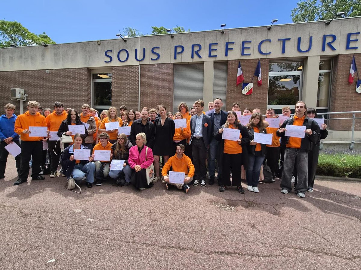 Cérémonie de remise des diplômes aux services civiques de l'association Unis-Cité à la sous-préfecture de Calais