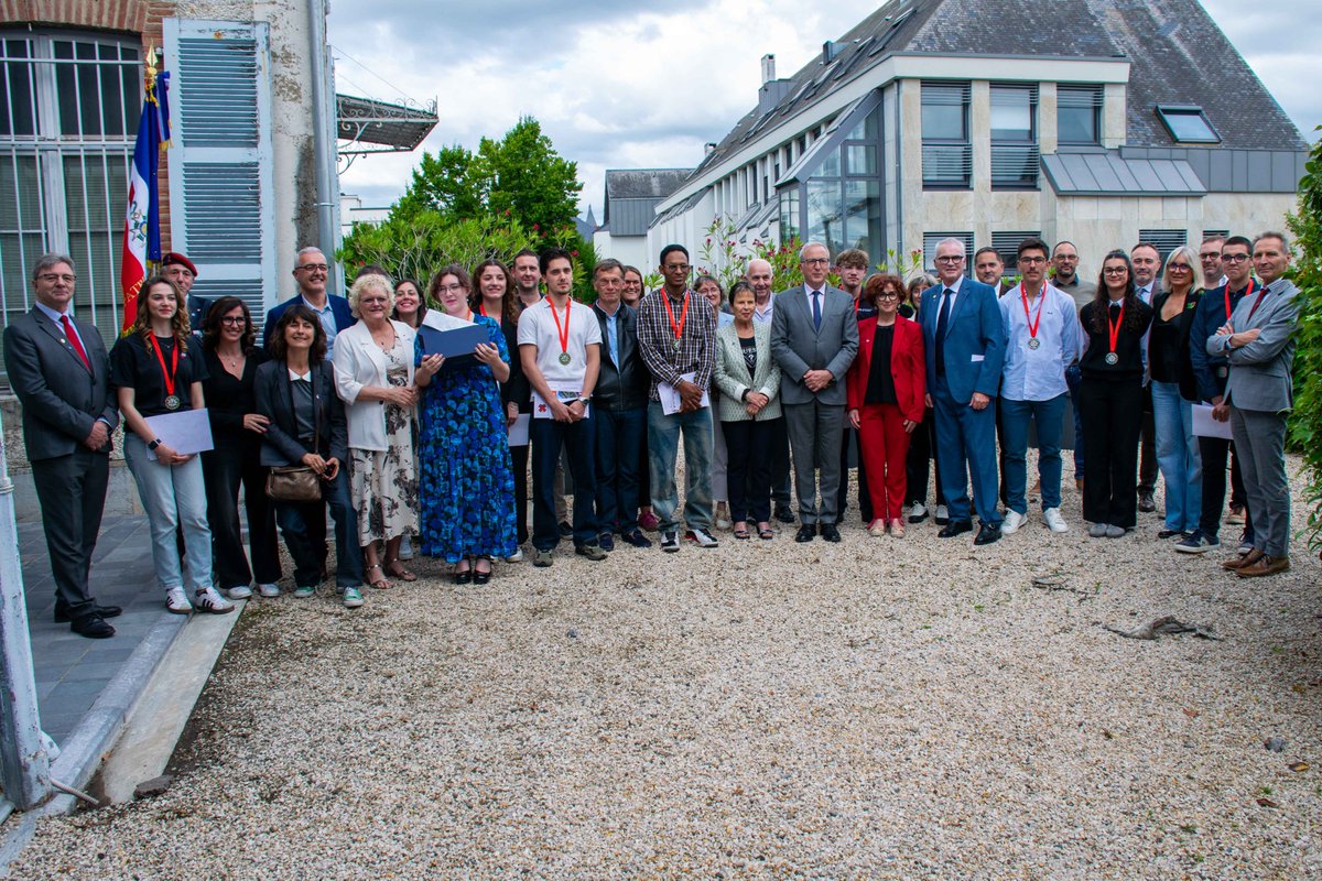 Remise des prix de la Société des membres de la Légion d'Honneur à 9 apprentis