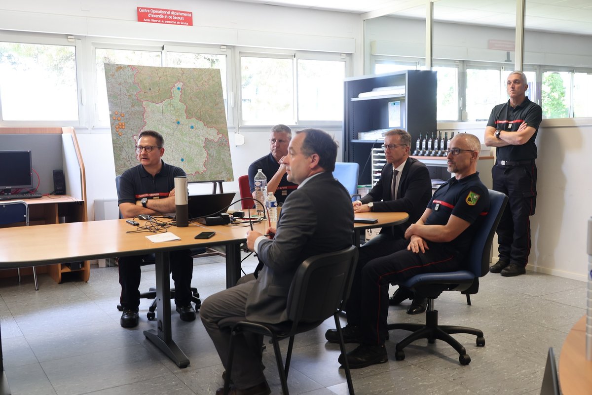 Visite du préfet Christian Chassaing pendant la canicule dans les Ardennes
