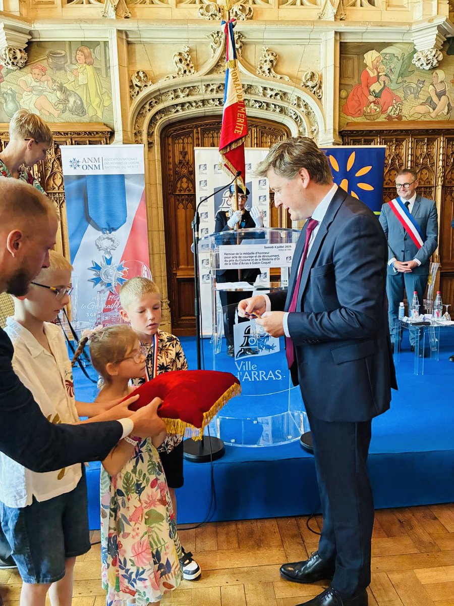 Cérémonie de remise de médailles à Arras