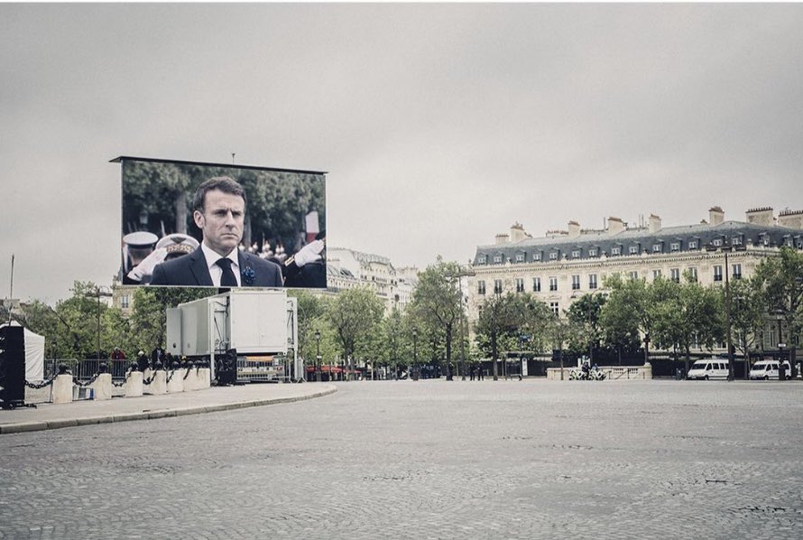 Fin de régime. Cela dit, il est important de rappeler qu' @EmmanuelMacron est politiquement le descendant direct de Laval, Déat, Luchaire, Mitterrand, Bousquet, Papon etc. La présence de Bandéristes sur les Champs Elysées en 2026 est historiquement totalement cohérente.