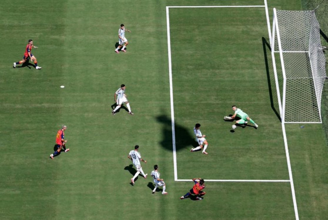 Césped indigno para una final del Mundial. Con tanta parafernalia, se olvidan de lo esencial…