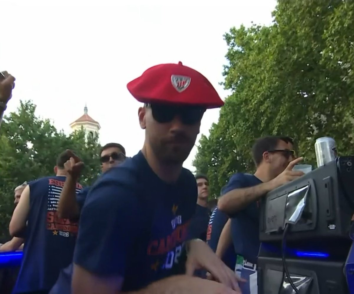 Unai Simón, con una txapela del Athletic Club en la celebración del Mundial 2026