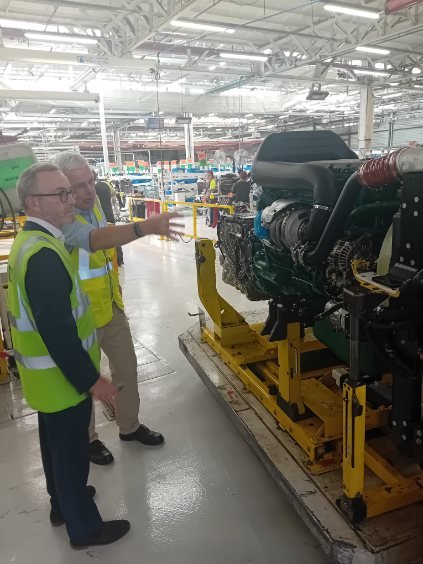 Visite du préfet à l'usine Renault Trucks du Calvados