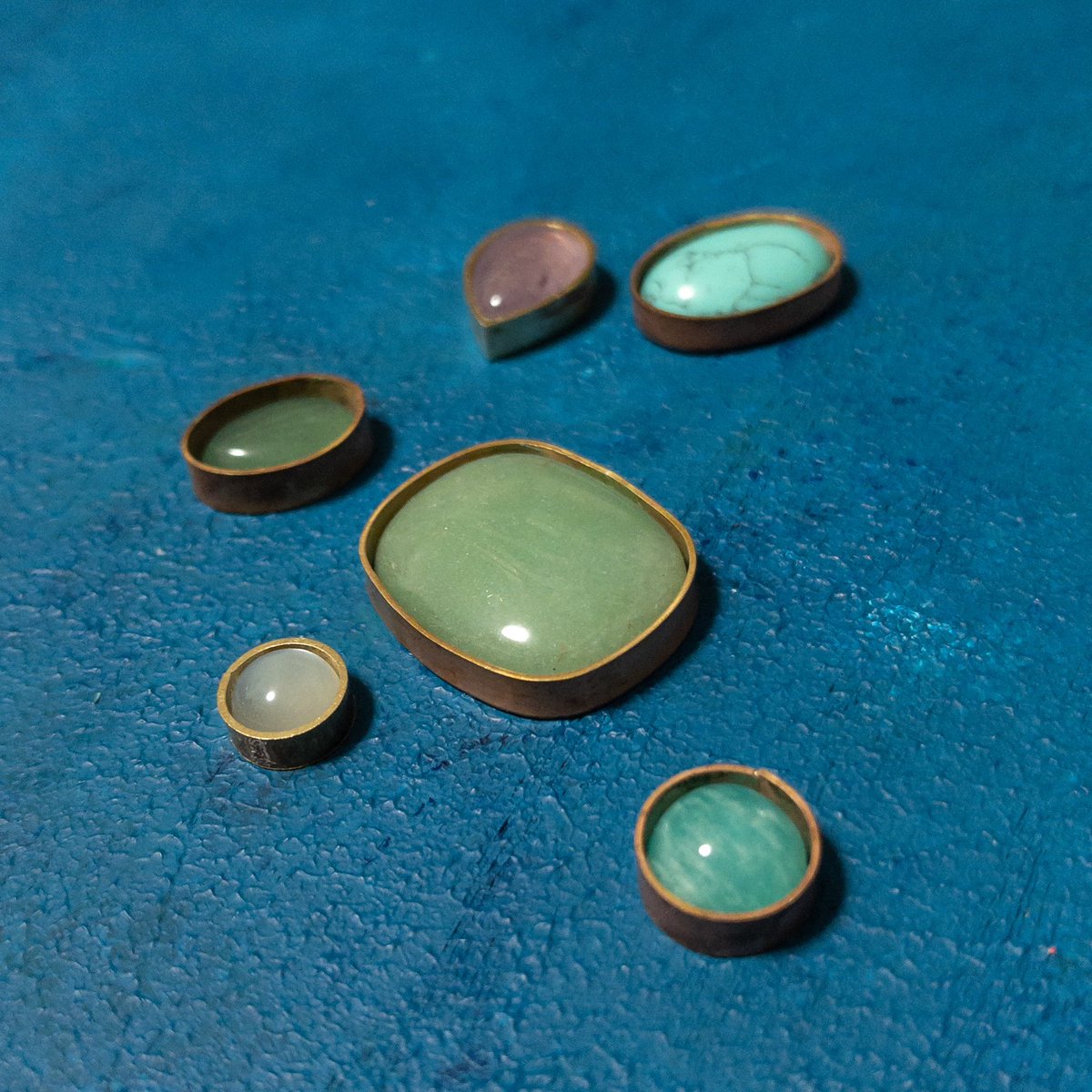 紫水晶。エメラルド。【綺麗な鉱石となります。お部屋のインテリアとか